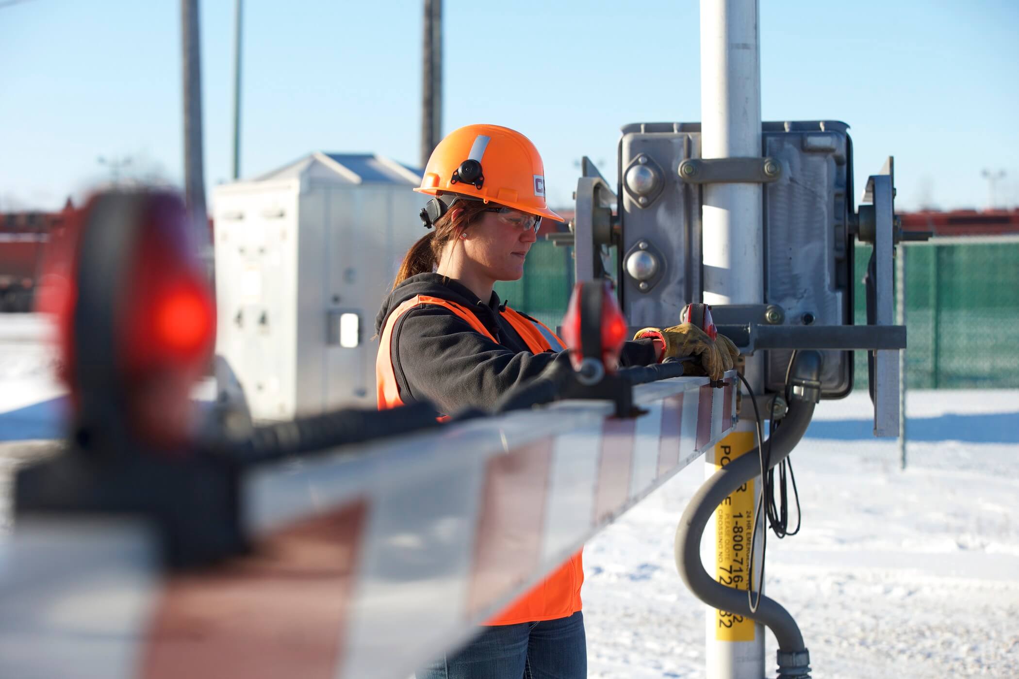 Un employé du CPKC travaille sur un signal 
